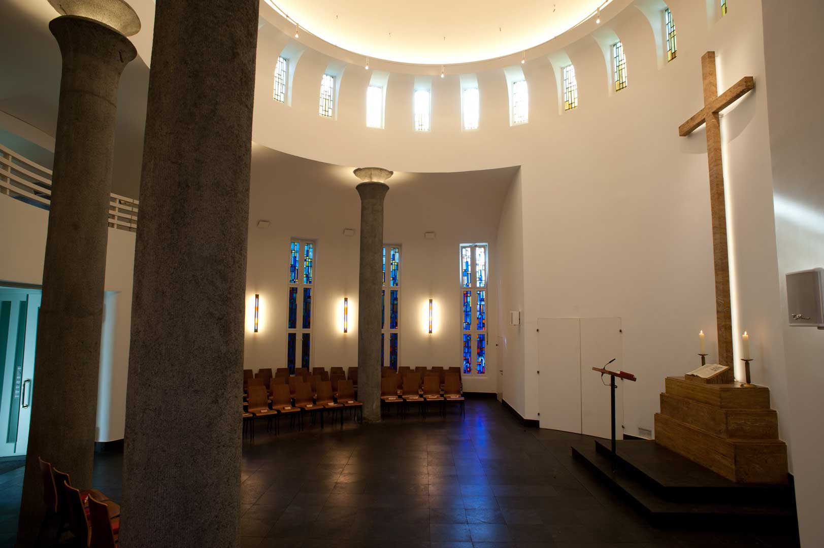Galeriebild / Kirchengemeinde Nienstedten, Lichtplanung und Entwicklung von Sonderleuchten für die Kapelle